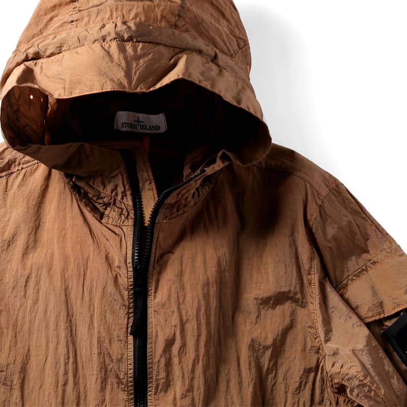 STONE ISLAND ストーンアイランドガーメントダイナイロンジップフーディー(NYLON METAL WATRO-TC IN ECONYL  REGENERATED NYLON)（テラコッタ） 春夏 ナイロンパーカー ジップパーカー 製品染め メンズ イタリア トップス 