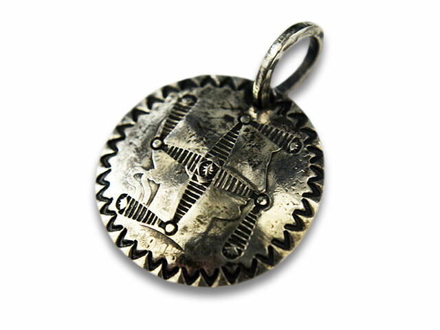 【CHOOKE/チョーク】「Barber Many Stamp Swastika Pendant Top/バーバーメニースタンプスワスティカペンダントトップ」(C-30C)【対応】 (オールドコイン/アンティークコイン/ヴィンテージコイン/ネイティブアクセサリー/アクセサリー/ハーレー/アメカジ)