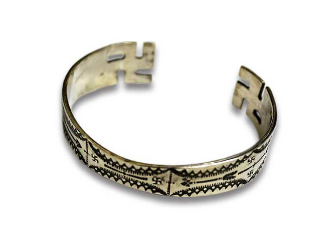 【CHOOKE/車輪止め】「Swastika Sheet Stamp Bangle/スワスティカシートスタンプバングル」(B-11)(年寄りの鋳貨/アンティーク鋳貨/ヴィンテージコイン/原住民付属物/ハーレー/アメカジ/差し上げ物/WOLF PACK/狼容器に並べる)