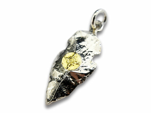 【FIRST ARROW\u0027s/ファーストアローズ】「Arrow Head with K18”Large”/K18付 矢じりとっ始め”L大きさ”」(P-037)(原住民/北米インディアン/宝飾品/お手てお手伝いさん/しろがね色/ゴールド/アメカジ/ハーレー/付属物/差し上げ物/WOLF PACK/狼容器に並べる)