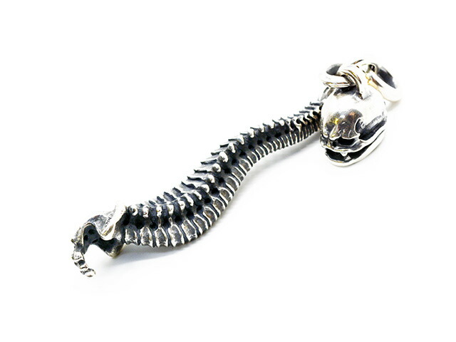 【MAD CULT/マッドカルト】「Large Predator Neck Pendant Top/ラージプレデターネックペンダントトップ」(PT-103)(Silver925/佩び物/宝飾品/差し上げ物/バイ鉄道車両/ハーレー/熱っぽい極点/アメカジ/お手々お手伝いさん/WOLF PACK/狼風呂敷き包み)