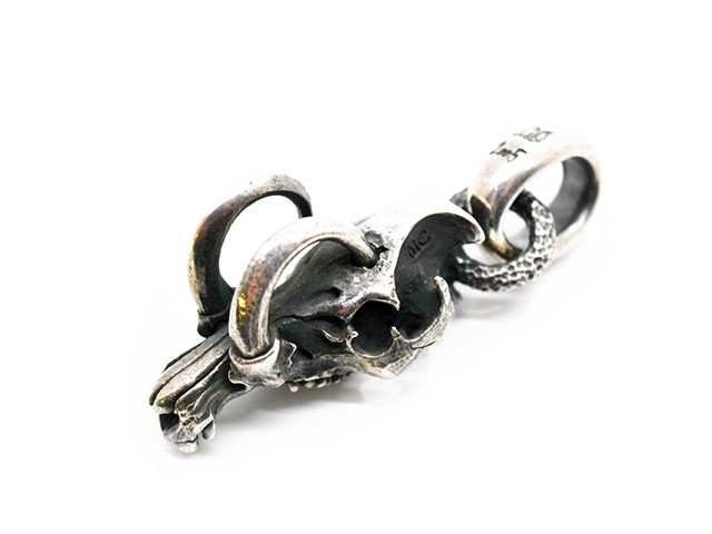 【MAD CULT/マッドカルト】「Babirusa Skull without Jaw Pendant Top/バビルサスカルウィズアウトジョーペンダントトップ」(PT-39)(Silver925/佩び物/宝飾品/差し上げ物/バイ鉄道車両/ハーレー/熱っぽい極点/アメカジ/お手々お手伝いさん/WOLF PACK/狼風呂敷き包み)