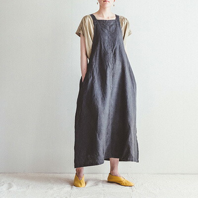 Fog Apron Maria Fog フォグリネンワーク Dress Linen 厚手のリネン地でカジュアルな雰囲気のエプロン型ワンピース 後ろのウエスト部分はゴム仕様になって ギャザーがよっているので スカートはふわりと広がるシルエットです Work Dress マリア エプロンドレス