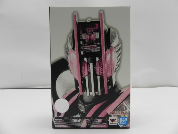 【中古】【未開封】S.H.Figuarts(真骨彫製法) 仮面ライダーディケイド コンプリートフォーム 「仮面ライダーディケイド」＜フィギュア＞（代引き不可）6587
