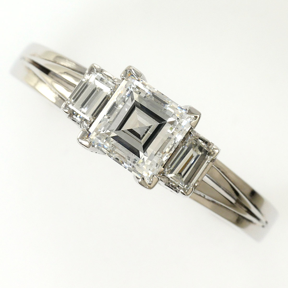 PT900/プラチナ リング・指輪 11号 ダイヤ 0.64ct ダイヤ 0.17ct SI1 鑑定書 総重量約4.4g ジュエリー 送料無料 新品同様 【中古】 ギフトラッピング無料｜ワンダープライス　店 117,800円