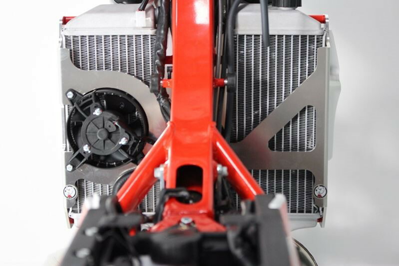 AXP-Racing / エーエックスピーレーシング ラジエーターブレース - レッド | AX1552