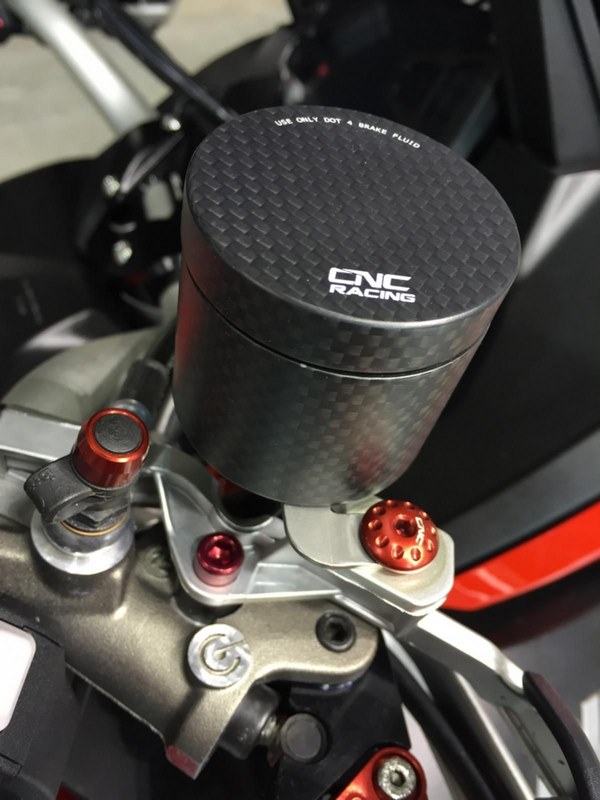CNC Racing / シーエヌシーレーシング フルードリザーバーフロントブレーキ 25 Ml - カーボン マットカーボン | SE801Y