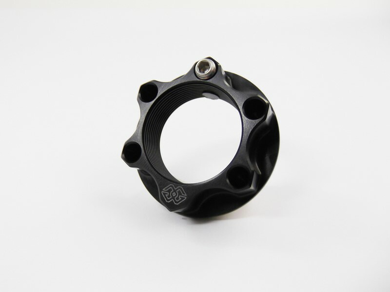 GILLES TOOLING / ギルズツーリング トップヨークナット ACMA アルミ 28x1 ブラック | ACMA-28-10-B