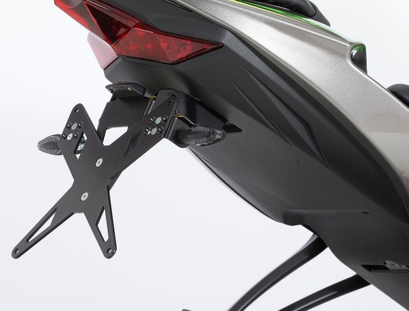 Protech / プロテック ナンバープレートホルダー kit including reflector and plate light - ブラック | 7210056