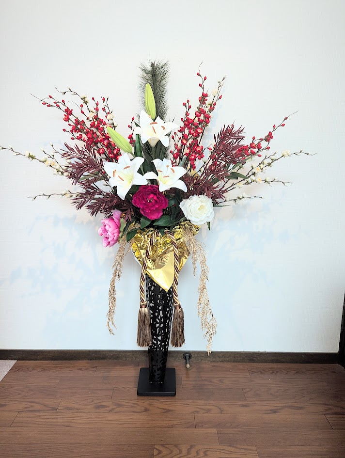 造花　お正月アレンジ　　迎春用　スタンドフラワー　開店花　お祝い花　店舗デイスプレイ　梅松｜造花の専門店 きつつき