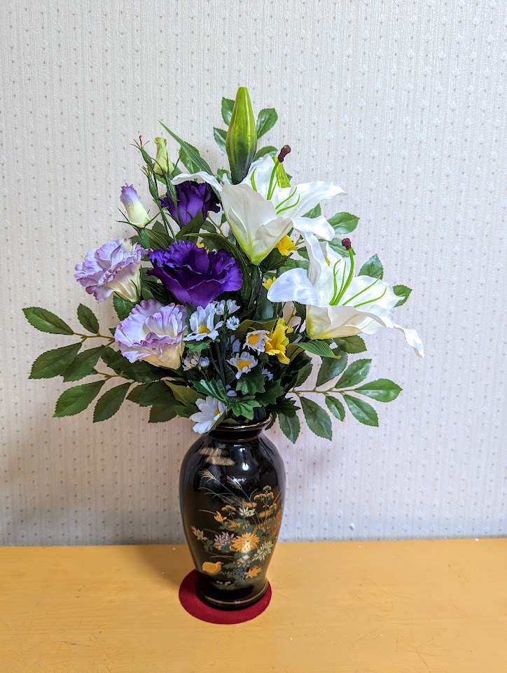 造花 お供えアレンジ お仏壇向けアレンジ 高質感アレンジ 花瓶付|造花の専門店 きつつき