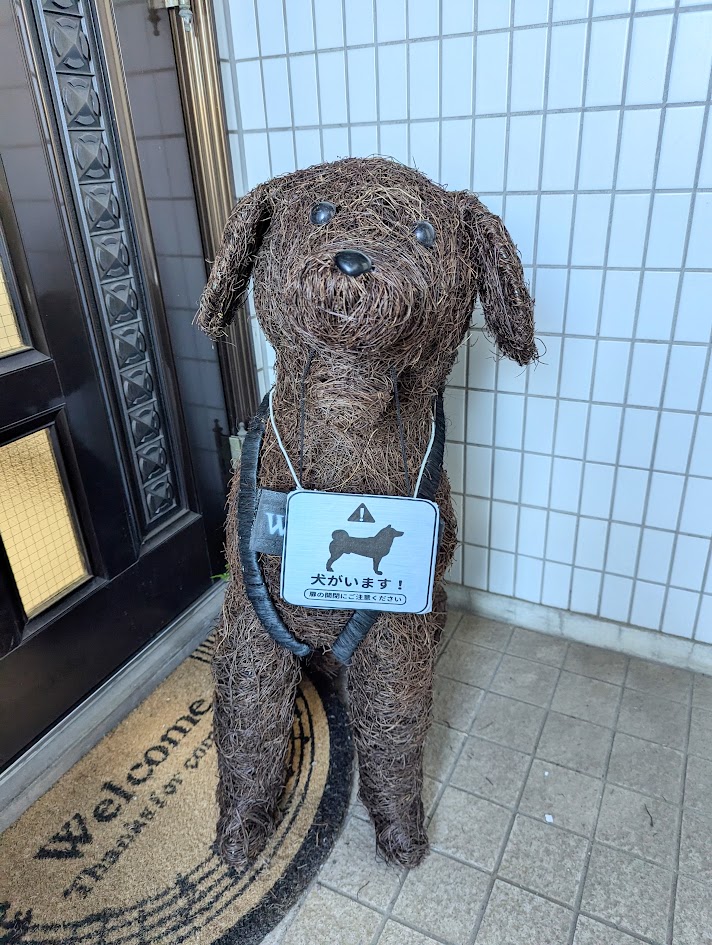 防犯グッズ　　防犯イヌ置物　防犯イヌ　大型犬置物　プランターにも使用　これ一つで防犯対策万全