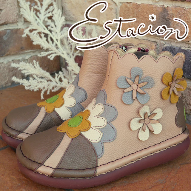 エスタシオン 送料無料 最強翌日配送 Estacion レディース フラワーモチーフ アンクルブーツ 本革 お花 レザーブーツ カジュアルシューズ コンフォートシューズ TGE479 オーク/マルチ 靴｜ワールド靴店
