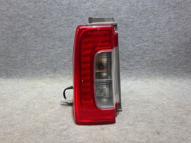 【中古】タント　左テール　LA610S　後期　220-51391　81551-B2350　ダイハツ　7P　LED玉切れ無し　260207011 中古 車 パーツ 中古パーツ 中古部品 カスタム 即発送