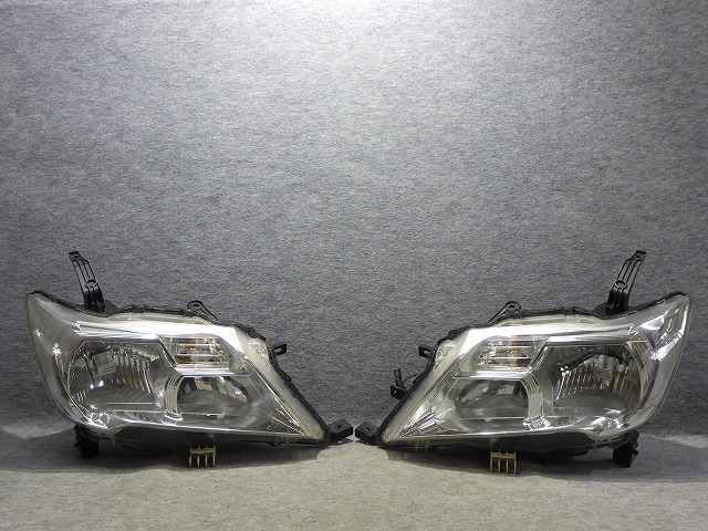 【中古】セレナ　ヘッドライト　左右　HID　C26　FNC26　前期　100-23097　B　26060-1VA5A　260408211 中古 車 パーツ 中古パーツ 中古部品 カスタム 即発送