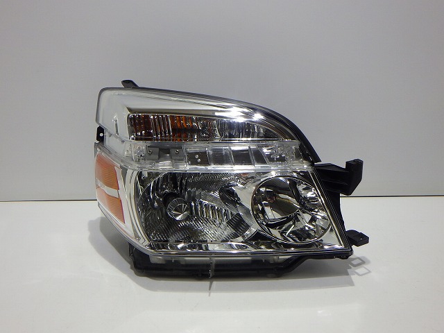 【中古】60系 ヴォクシー 右ヘッドライト HID AZR60/65 後期 28-183 V1 81145-28B10 コーティング 260225032 中古 車 パーツ 中古パーツ 中古部品 カスタム 即発送