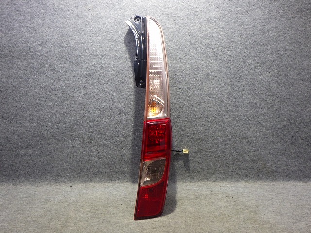 【中古】ムーヴ 右テール LA100S LA110S 前期 220-51059 81550-B2370 LED球切れ無し 260408233 中古 車 パーツ 中古パーツ 中古部品 カスタム 即発送