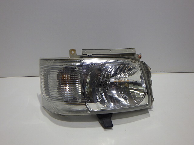 【中古】200系 ハイエース 右ヘッドライト ハロゲン 1型 2型 レベ付 26-117 47 81130-26470 コーティング 260307046 中古 車 パーツ 中古パーツ 中古部品 カスタム 即発送