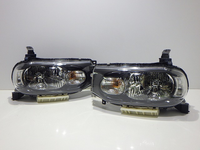 【中古】キューブ ヘッドライト左右 キセノン Z12 NZ12 P8191 ZE バラスト付 26010/26060-1FA0B コーティング キレイ 260110147 中古 車 パーツ 中古パーツ 中古部品 カスタム 即発送