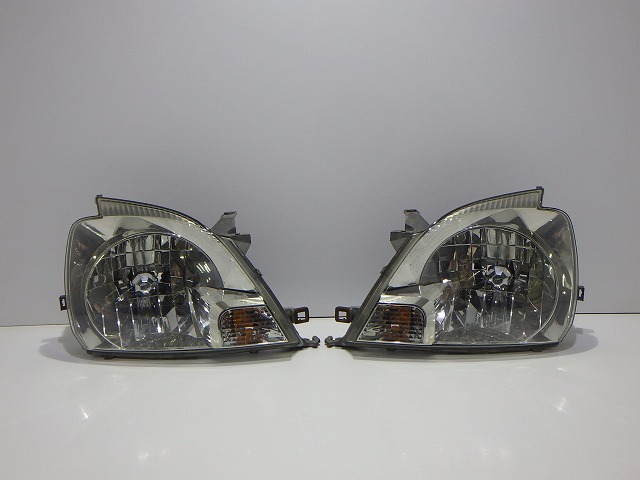 【中古】レジアス ヘッドライト左右 ハロゲン KCH40 KCH46 26-104 5 コーティング 260406049 中古 車 パーツ 中古パーツ 中古部品 カスタム 即発送