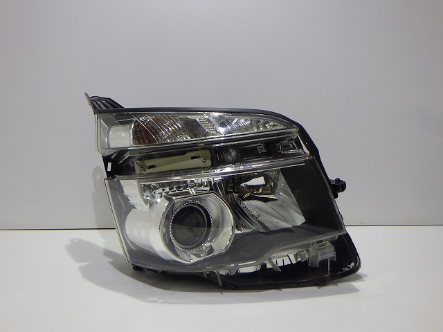 【中古】70系 ヴォクシー 右ヘッドライト ハロゲン ZRR70/75 後期 28-224 X 81130-28E60 コーティング 260307050 中古 車 パーツ 中古パーツ 中古部品 カスタム 即発送