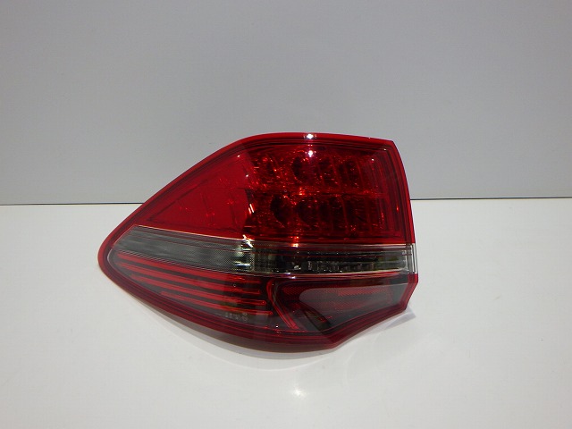 【中古】200系 クラウンロイヤル 左テール GRS GWS201/203 前期 30-346 81560-30B60 コーティング 綺麗 260117057 中古 車 パーツ 中古パーツ 中古部品 カスタム 即発送