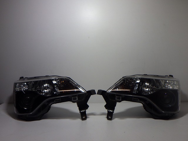 【中古】スペイド ヘッドライト左右 ハロゲン NCP NSP 140/141/145 52-260 B4 81150/81110-52F40 コーティング 綺麗 260120067 中古 車 パーツ 中古パーツ 中古部品 カスタム 即発送