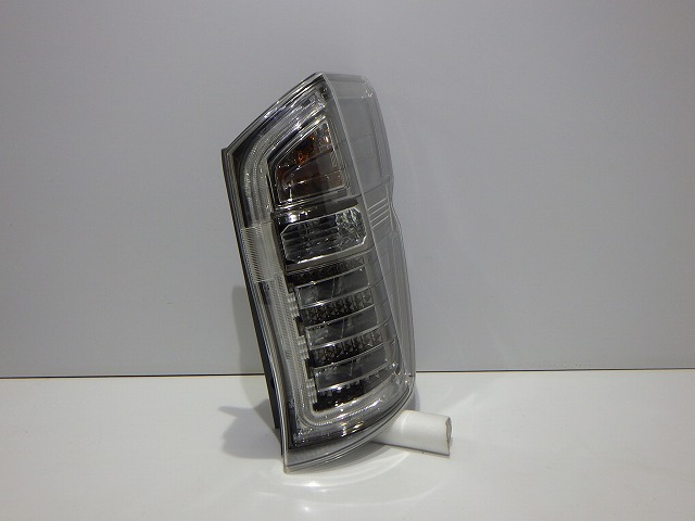 【中古】ステップワゴン スパーダ 右テール RK5/6 後期 クールスピリット W0587 J3 33500-SZW-J31 コーティング 綺麗 260106075 中古 車 パーツ 中古パーツ 中古部品 カスタム 即発送