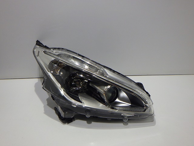 【中古】プジョー 208 右ヘッドライト ハロゲン A9HN01 90068515 9810602280 コーティング 綺麗 260324077 中古 車 パーツ 中古パーツ 中古部品 カスタム 即発送