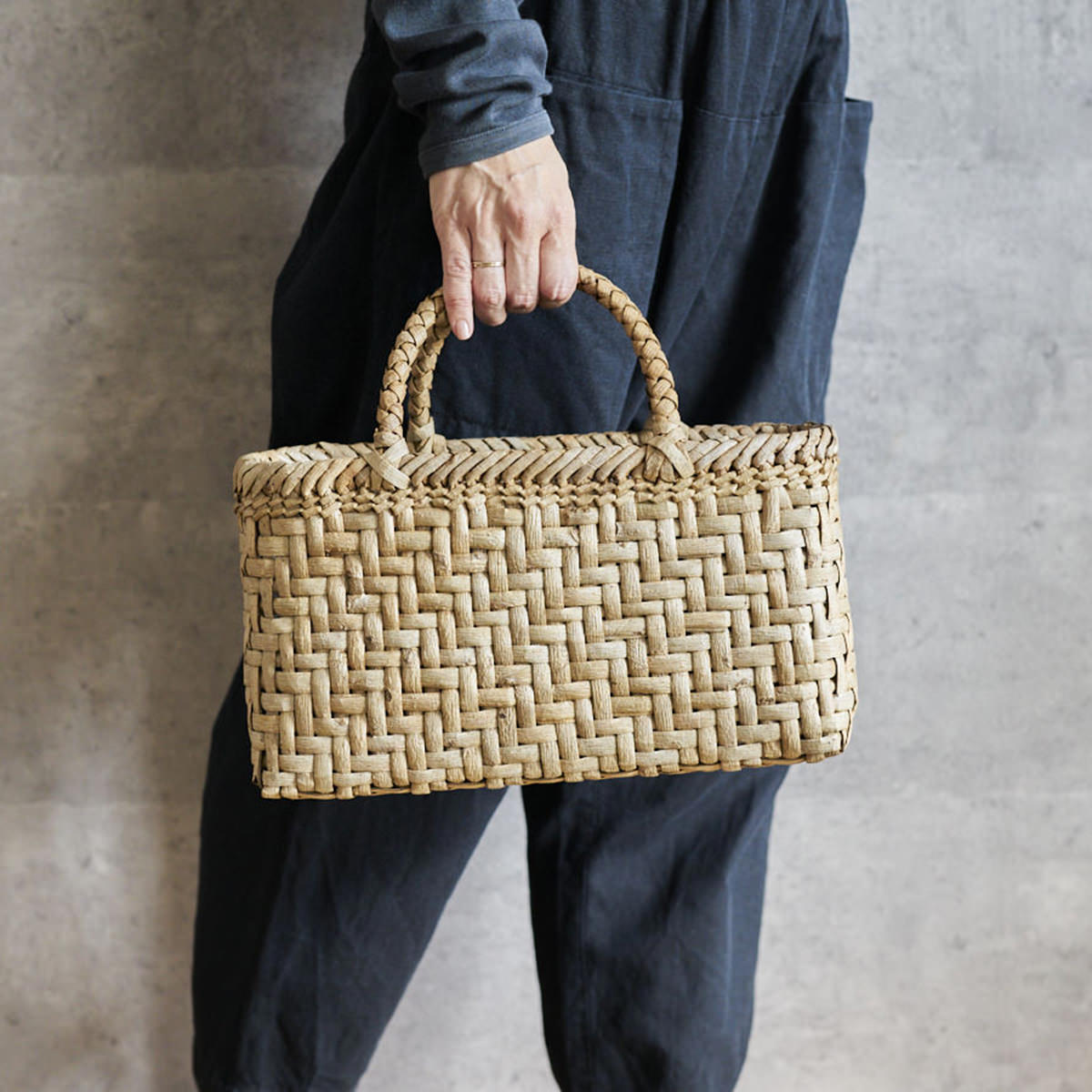 楽天市場】秋田県角館イタヤ細工 イタヤ手提げかご 斜め網代編み 大