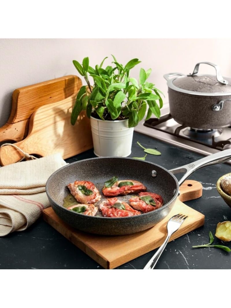 サリーナ フライパン 24cm ＜BALLARINI バッラリーニ＞ 212 KITCHEN STORE トゥーワントゥーキッチンストア 食器・調理器具・キッチン用品 その他の食器・調理器具・キッチン用品 レッド【送料無料】[ Fashion] 8,271円