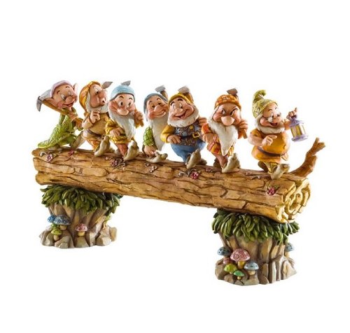 ディズニーフィギュア ジム・ショワ "七人の小人" Walking Over Fallen Log Figurine 8-1/4-Inch|ワールドセレクトショップ