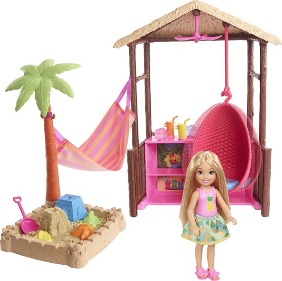 Barbie バルビーチェルシードールとティキハットは、6インチブロンド人形、スイング付きの小屋、ハンモック、成形可能な砂、4型、4枚のストーリーテリングピー