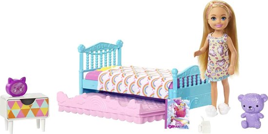 Barbie バービークラブチェルシーのおもちゃ、6インチブロンド人形、ベッドルームのプレイセット作業トランドルベッド、ナイトスタンド、引き出し、テディベア