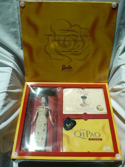 Barbie バービー香港1998アニバーサリーエディションゴールデンキーパオ記念ゴールドコイン、信頼性証明書、QI-PAOストーリー（限定版1998）レア｜ワールドセレクトショップ