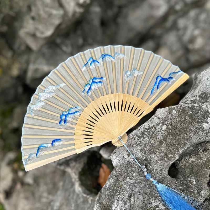 折扇 レディース 蘇州刺繍 両面刺繍 古風 中国風 布 竹骨 伝統工芸 花柄 蝶柄 動物柄 風景柄 夏 かわいい 高級感 普段使い