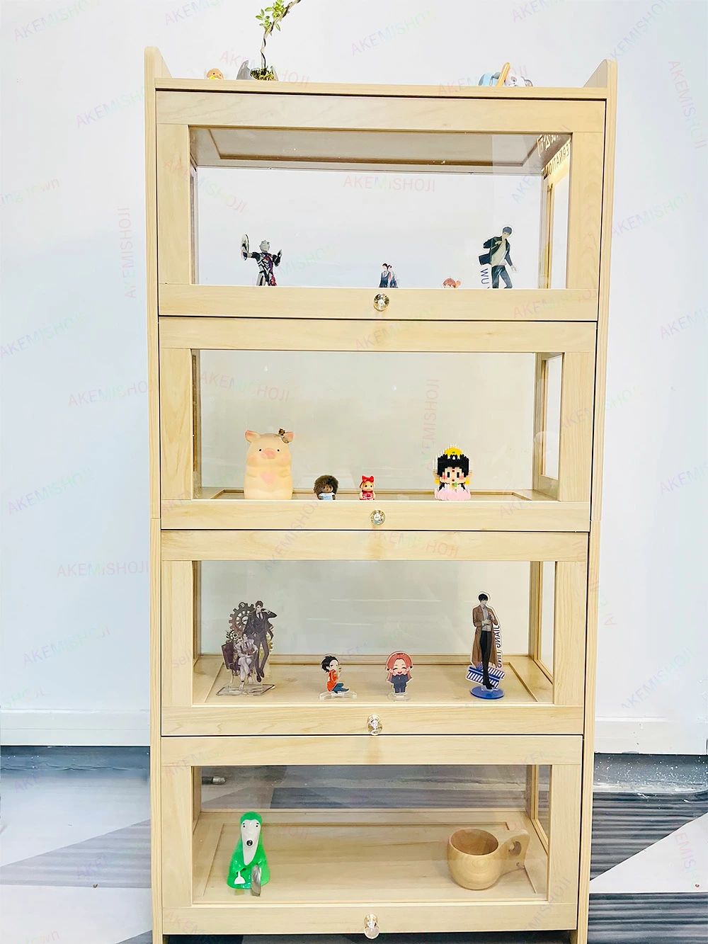 アクリル コレクションケース 上下スライド式扉 木目調 4層 大型 ロータイプ フィギュアコレクション棚 ガラスケース 収納 完全密封 大容量 透明 フレーム 耐荷重抜群 透明展示ケース 組み立て式 転倒防止 ディスプレイ
