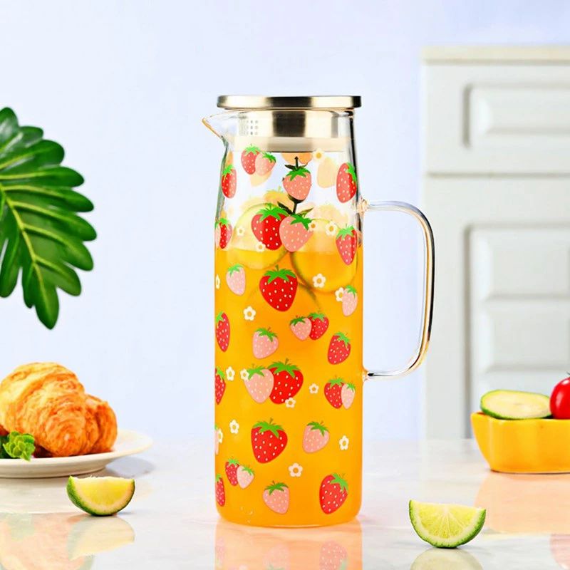耐熱耐冷 ウォータンク かわいい柄 ドリンクピッチャー 麦茶ポット 苺 オシ 飲料収納 コーヒー 透明 2wayフィルター 花柄 紅茶 1.5L 家庭用 冷蔵庫用冷水筒 ガラスポット シンプル 大容量
