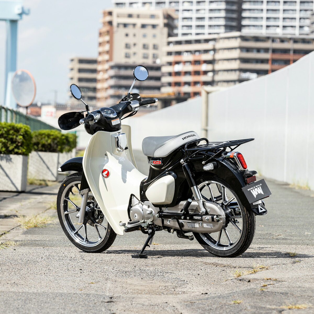 スーパーカブ125のキャリアとキャリアベースのせっととなります 国産 1年保証付 ツーリングネット付スーパーカブ C125 リアキャリア