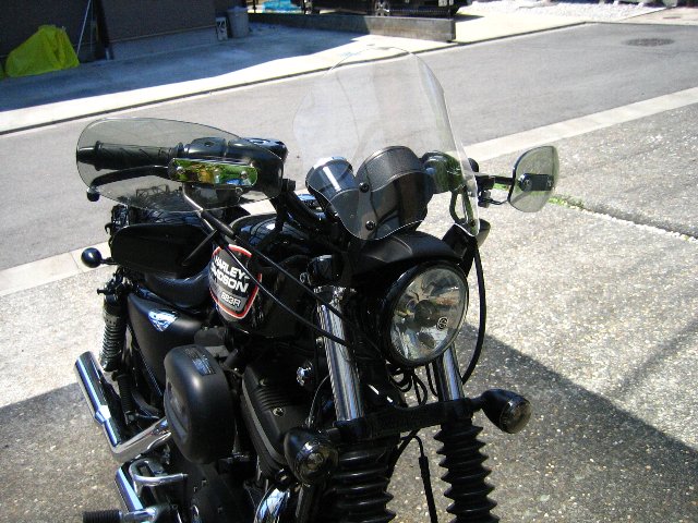1年保証付 メンテナンスクロス付！HD ハーレー XL883R スポーツスター [WS-05] 取り付けバンド付汎用ウインドスクリーン ミニカウル 風防 クリア スモーク｜バイクパーツのワールドウォーク