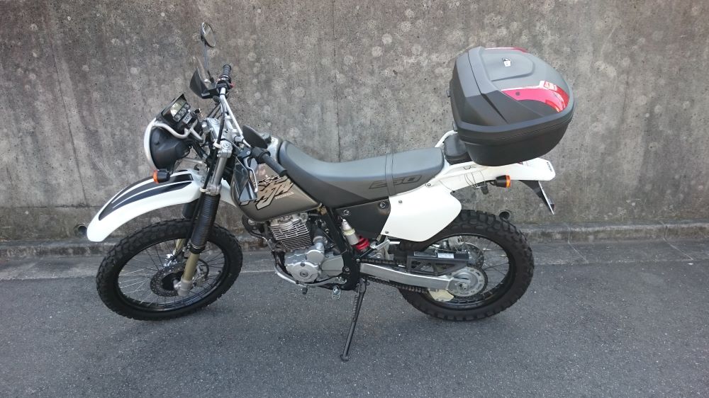 楽天市場 Xr250 Baja バハ対応 リアボックス トップケース 汎用 ツーカラーレンズ リアボックス エクスクルーシブ 48l バイクパーツのワールドウォーク