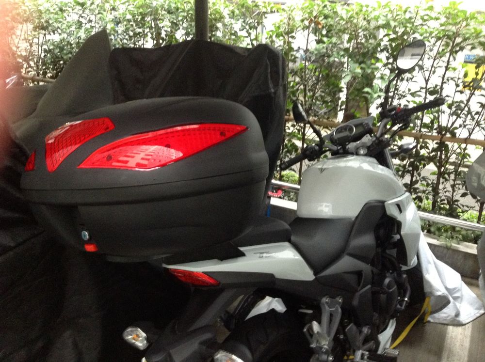 1年保証付 SYM シム T2 250対応 リアボックス トップケース 汎用 フォーカラーレンズ リアボックス 43L フラップ式