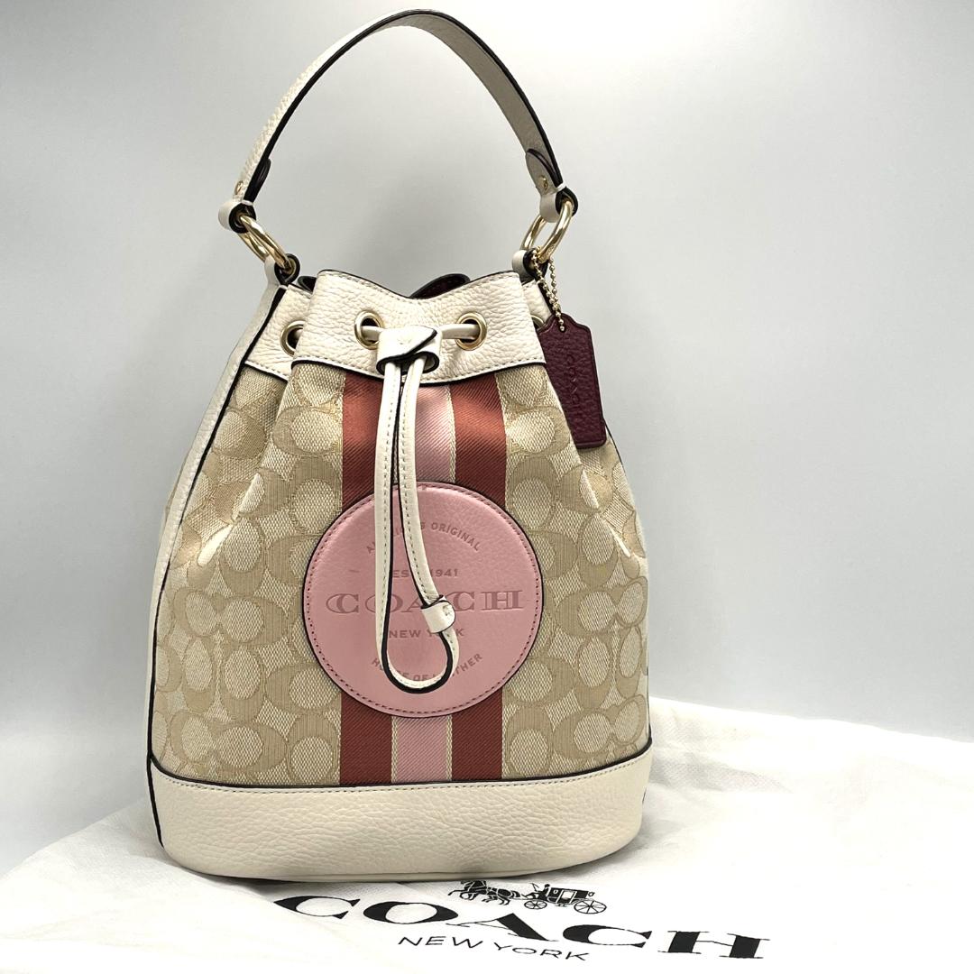 COACH コーチ デンプシー ドローストリング バケット ハンドバッグ C4102 シグネチャー キャンバス レザー 巾着 2WAYバッグ ハンドバッグ ショルダーバッグ レディース ベージュ ピンク チャーム付き おしゃれ 人気 定番 ギフト コーチバッグ コーチハンドバッグ｜BRAND WORTHTELL 店