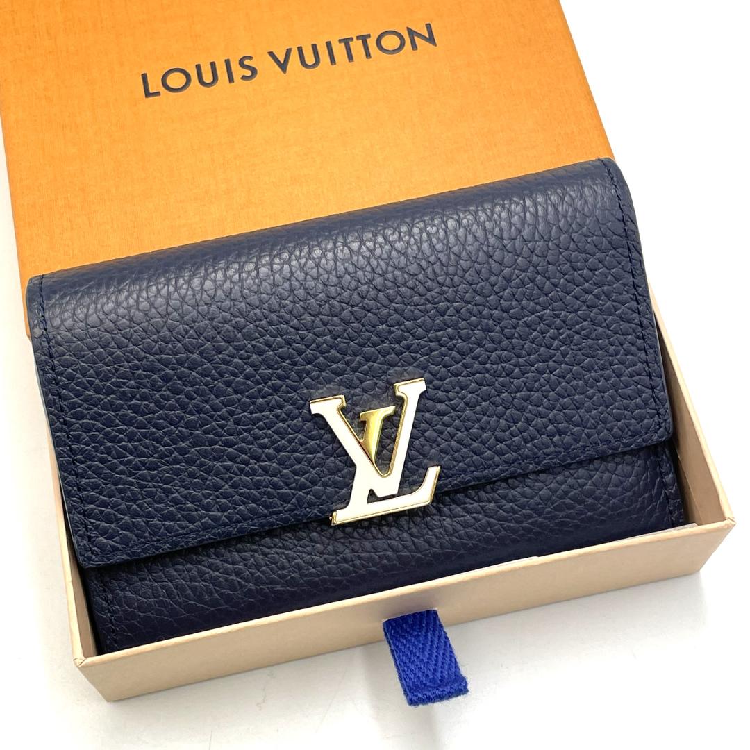 LOUIS VUITTON ルイヴィトン ポルトフォイユ カプシーヌ コンパクト 財布 M81123 ウォレット 三つ折り ネイビー ゴールド金具 トリヨンレザー 本革 高級財布 人気モデル 花柄 大人可愛い 上品 レディース ブランド財布 ヴィトン財布 箱付き プレゼント ギフト 美品｜BRAND WORTHTELL 店