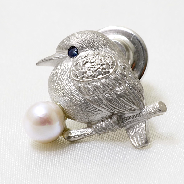 あこや真珠 鳥 パールブローチ 瞳[サファイア] ホワイト系 5.5-6.0mm　シルバー(silver) [ネコポス可][n4]（酉年）（入学式 卒業式 フォーマル ジャケット）