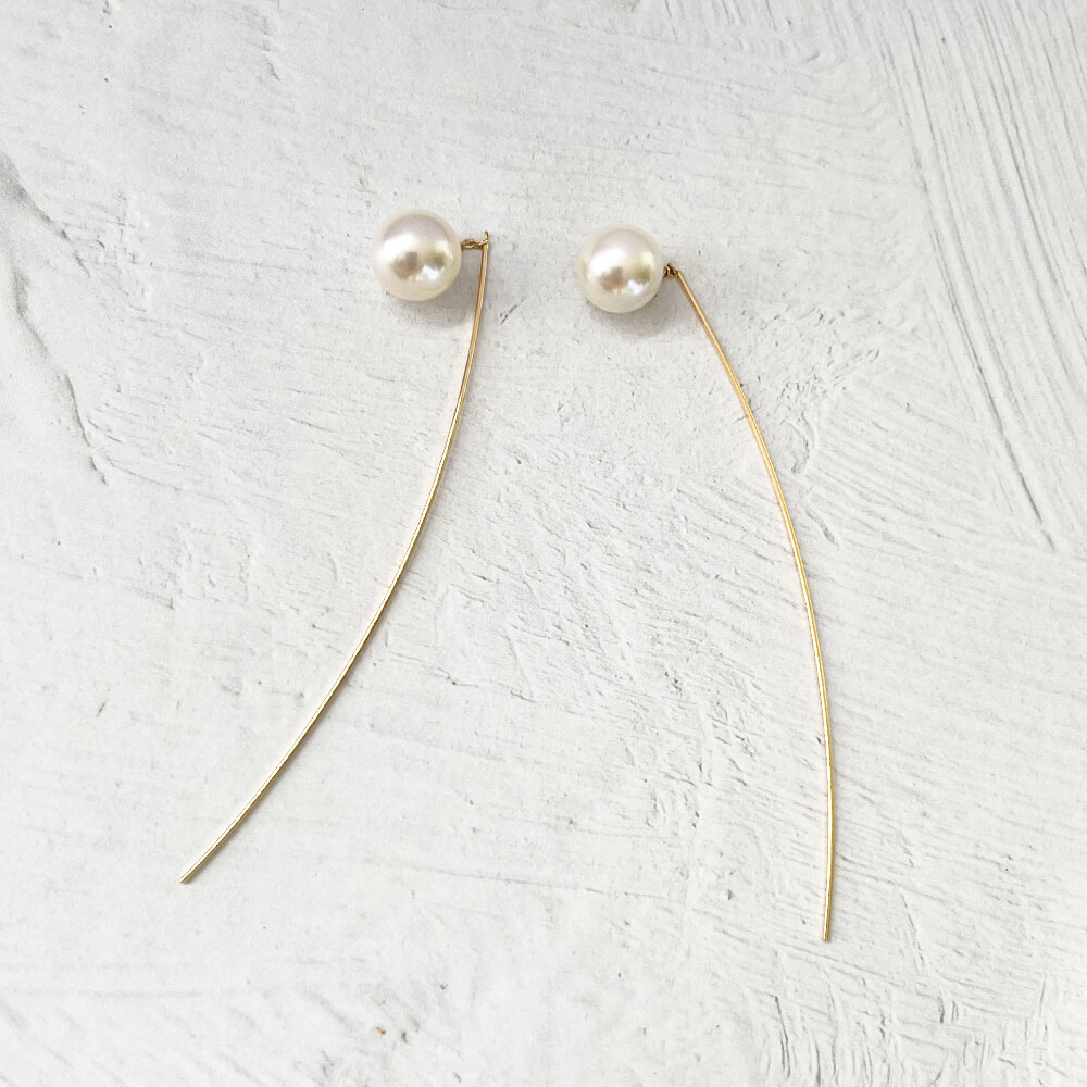 風を纏うよう シンプルスタイリッシュな個性派ピアス K10yg ラウンド Foglia フォリア おしゃれ 7 5 8 0mm N4 パールピアス ホワイト系 アメリカンピアス あこや真珠 デザインピアス ピアス ピアス b デザインピアス おしゃれ 個性的 揺れる ぶら下がり 53