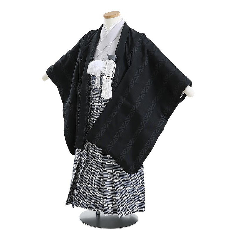 6月の法事・告別式は夏礼服で。汗をかいても払いもどすはコンビニエンスストア1分で為しとげる