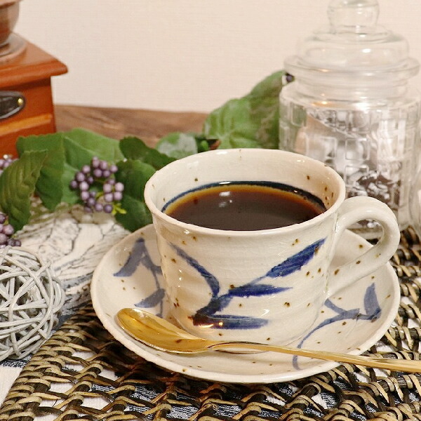 安いそれに目立つ 楽天市場 ペア コーヒーカップ 保温 2客セット 陶器 結婚祝い 食器 ペアカップ おしゃれ 保温 かわいい 和食器 セット コーヒーカップ ソーサ 日本製 白 カップ 食器 やきもの コップ 焼き物 器 草紋 青 赤 コーヒー碗皿 W307 05 06 まるいち本店