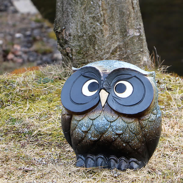 フクロウ置き物　信楽焼と木彫り Amazon.co.jp: 信楽焼 黄色ふくろう（大）【fu-0098】 ふくろう