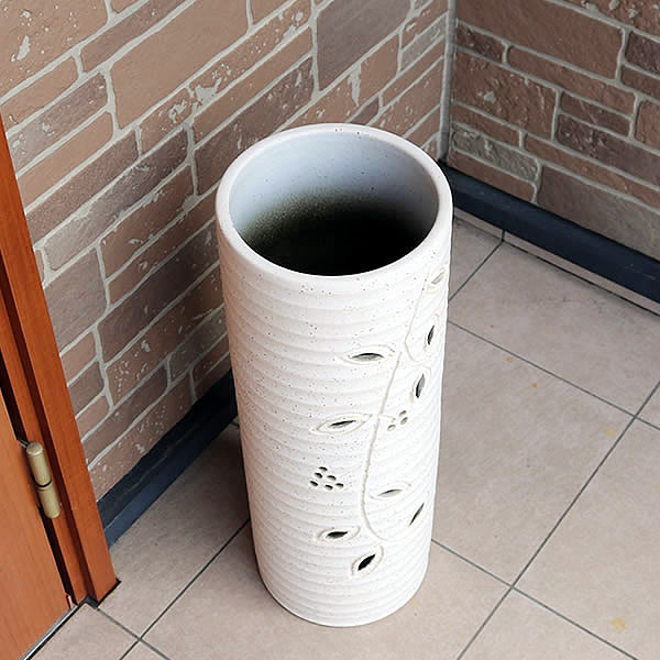 傘立て 陶器傘立て 信楽焼かさたて 和風傘立て 傘入れ 壷 しがらき カサタテ やきもの傘立て かさたて陶器 玄関 インテリア 傘立て陶器 おしゃれ 白色 ホワイト Kt 0265 Onpointchiro Com